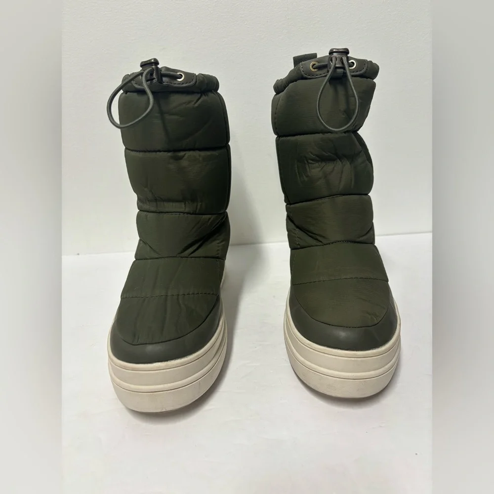 J/SLIDES Olive Green Mickie Quilted Puffer Waterproof Boots Women’s Size 8
